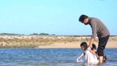 Jokowi Libur Lebaran Ajak Cucu Main di Pantai Bali