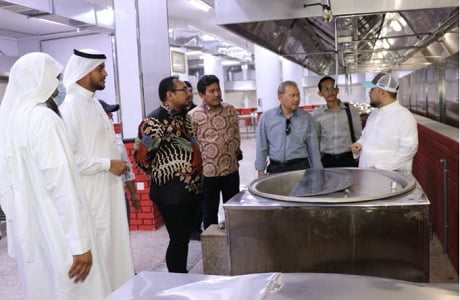 Menag Yaqut Cek Dapur Katering Jemaah Haji Indonesia di Arab Saudi