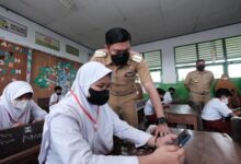 Didatangi Bupati Gowa Saat Ujian, Siswa SDI Tinggimae Senang