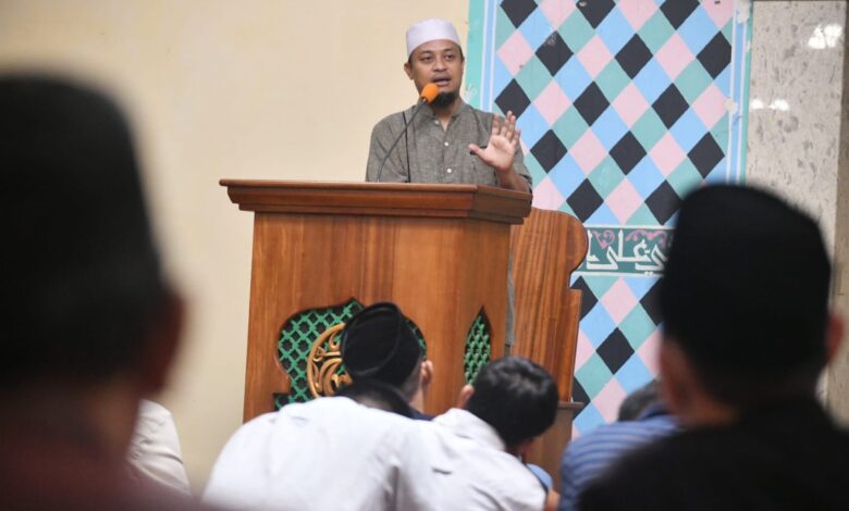 Gubernur Andi Sudirman Salat Subuh Berjamaah Bersama Warga Bantaeng di Masjid Raya