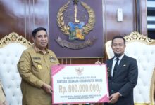 Respons Bencana Angin Puting Beliung Maros, Gubernur Andi Sudirman Serahkan Bantuan Keuangan Tanggap Darurat Senilai Rp800 Juta