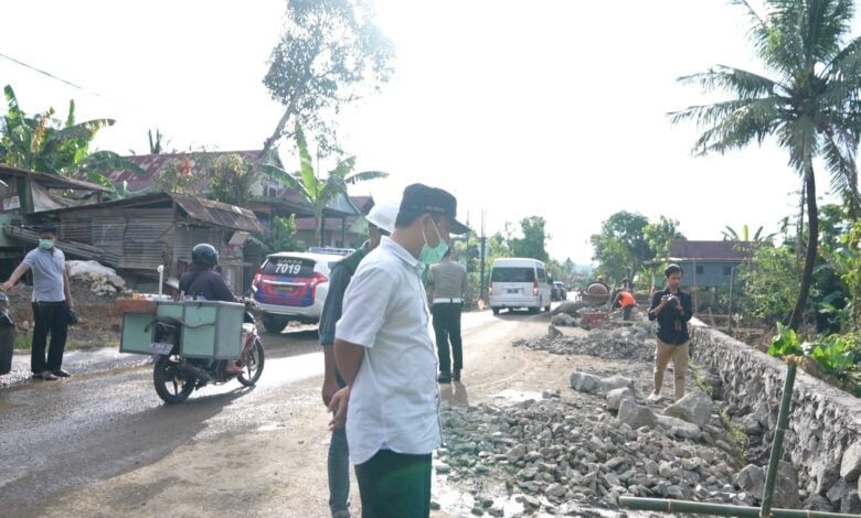 Gubernur Sulsel Tinjau Pekerjaan Talud Ruas Pekkae-Takkalalla untuk Cegah Luapan Banjir
