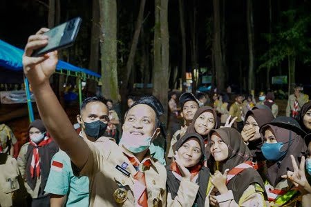 Gubernur Andi Sudirman Sulaiman Berkemah Bersama Pelajar di Moncong Sipolong Gowa