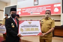 Gubernur Sulsel Beri Bantuan Keuangan Rp7 Miliar Untuk Pengembangan Sutera Wajo