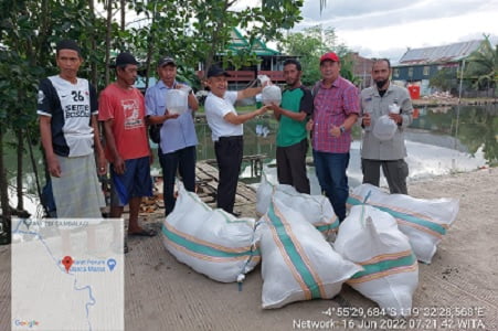 DKP Sulsel Salurkan Bantuan Benur Udang di Kabupaten Maros