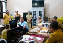 Susuri Area Perkantoran Gubernur, Andi Sudirman Sempatkan Waktu Bercengkerama dan Makan Siang Bersama ASN