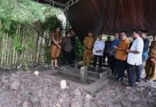 Ucapkan Belasungkawa, Gubernur Sulsel Berziarah ke Makam Istri KH Djamaluddin Amien