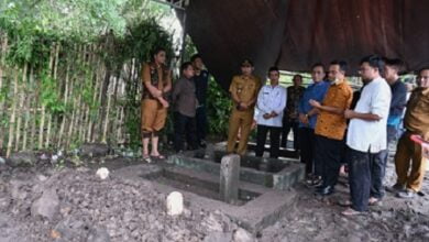 Ucapkan Belasungkawa, Gubernur Sulsel Berziarah ke Makam Istri KH Djamaluddin Amien