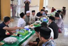 Keakraban Gubernur Andi Sudirman bersama Warga Bantaeng: Salat Berjamaah Hingga Ngopi dan Santap Kue Tradisional