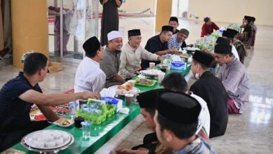 Keakraban Gubernur Andi Sudirman bersama Warga Bantaeng: Salat Berjamaah Hingga Ngopi dan Santap Kue Tradisional
