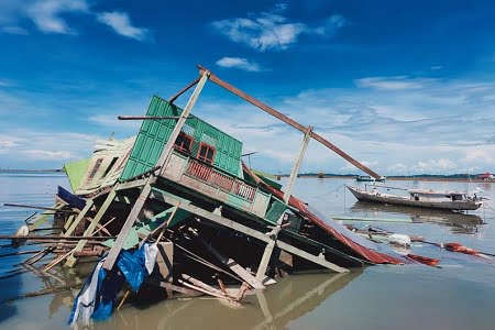 Gubernur Kirim Bantuan Logistik Korban Angin Puting Beliung di Lanroe, Kabupaten Bone