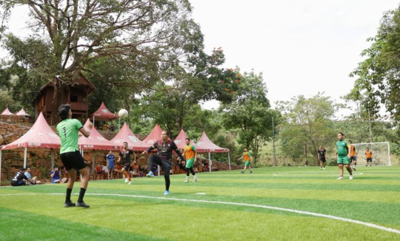 Jalin Silaturahmi, Danny Main Futsal Bareng Anggota DPRD Makassar