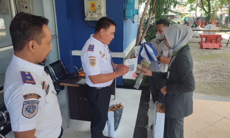UPTD PKB Dishub Makassar Beri Hadiah kepada Pemilik Kendaraan Usai Uji KIR