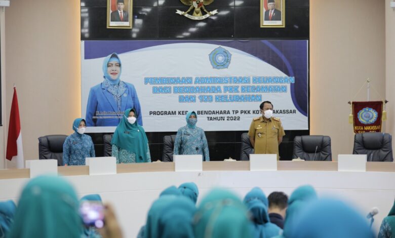 TP PKK Kota Makassar Beri Pembinaan Administrasi Keuangan