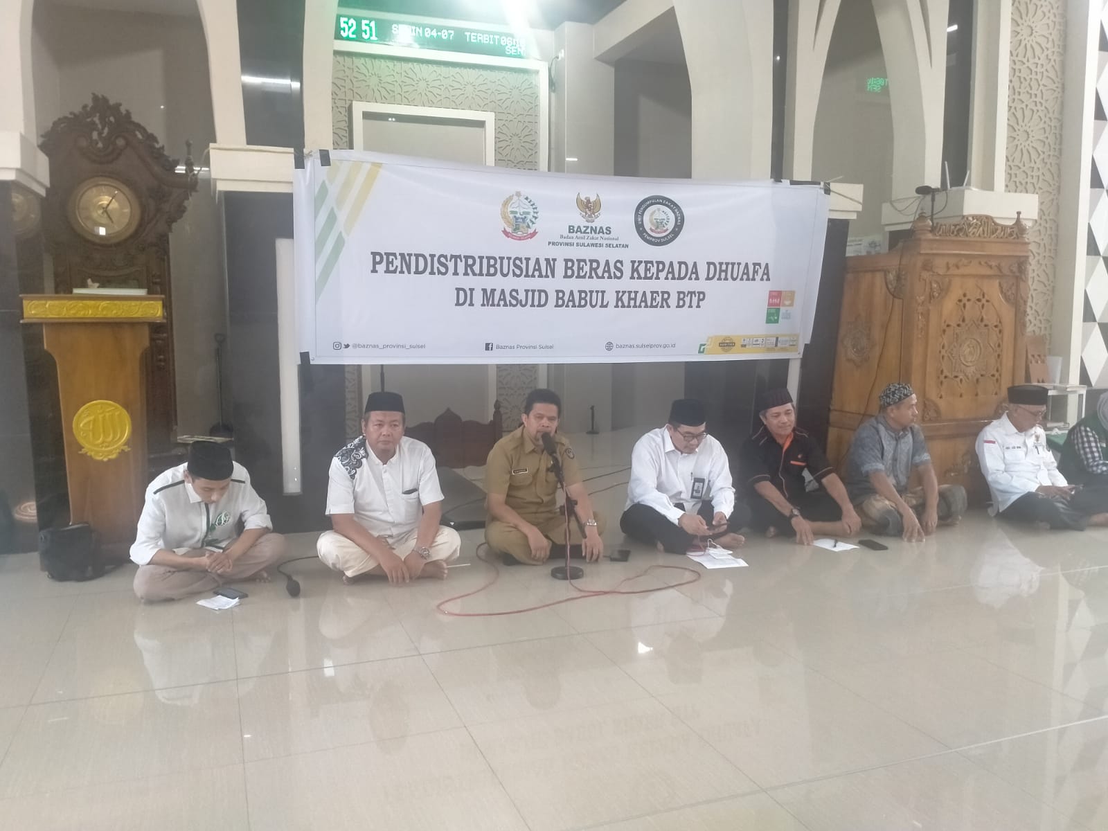 UPZ Baznas Pemprov Sulsel Salurkan Beras Kepada Kaum Dhuafa di Makassar