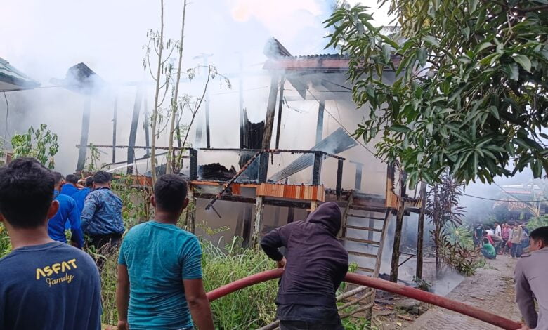 Diduga Arus Pendek Satu Rumah di Tellusittinge Bone Hangus Terbakar Beserta Isinya