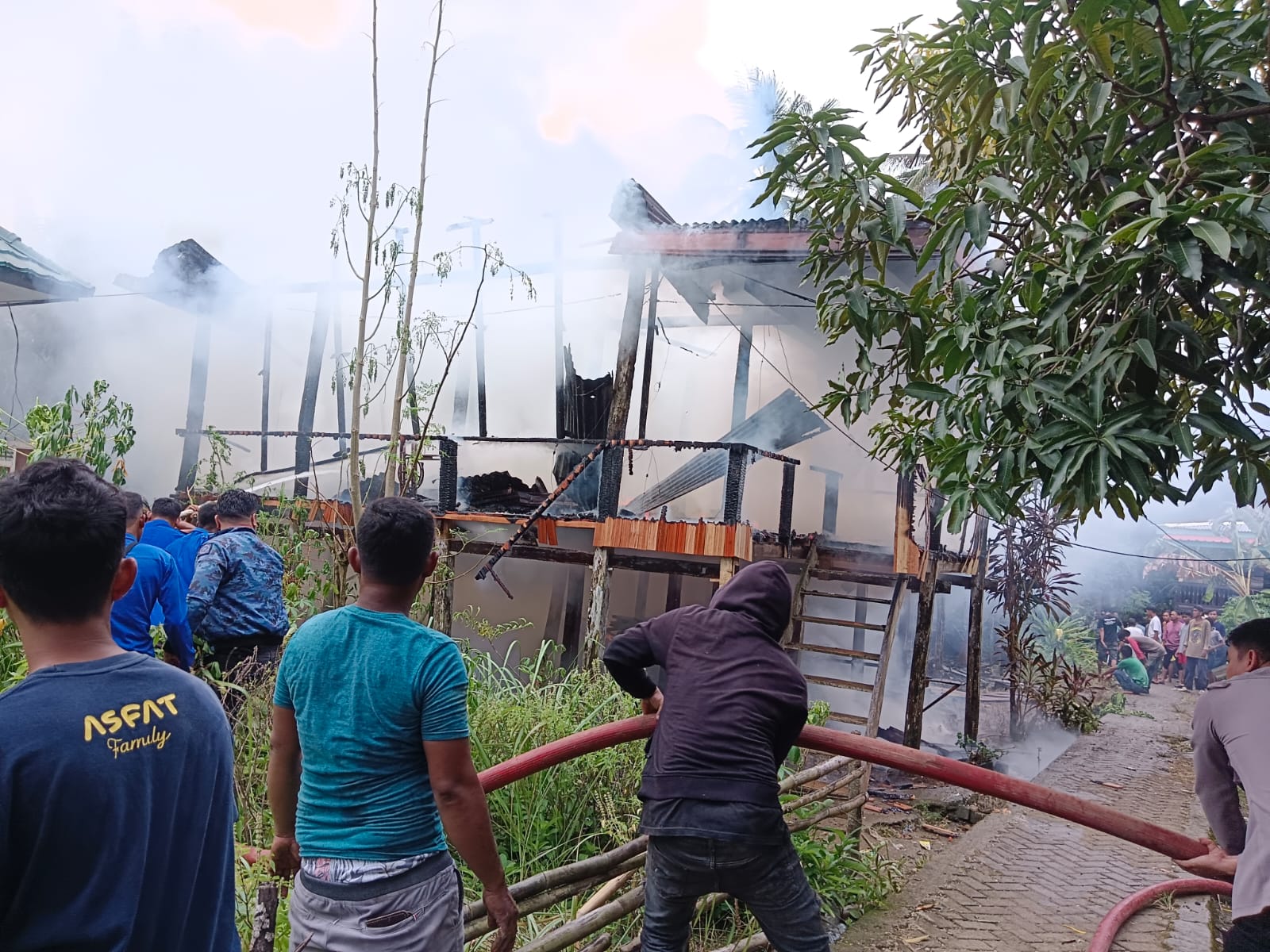 Diduga Arus Pendek Satu Rumah di Tellusittinge Bone Hangus Terbakar Beserta Isinya