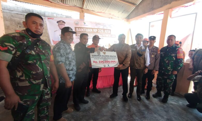 Pemprov Sulsel Serahkan Rp226 Juta untuk Korban Puting Beliung di Takalar
