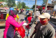 Di Jumat Berkah, Polres Bantaeng Bagikan Nasi Kotak Bagi Warga Tak Mampu