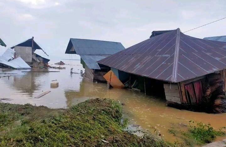 Banjir Bandang di Parigi Moutong Sulteng: 3 Orang Meninggal, 5 Hilang, Puluhan Rumah Terseret ke Laut