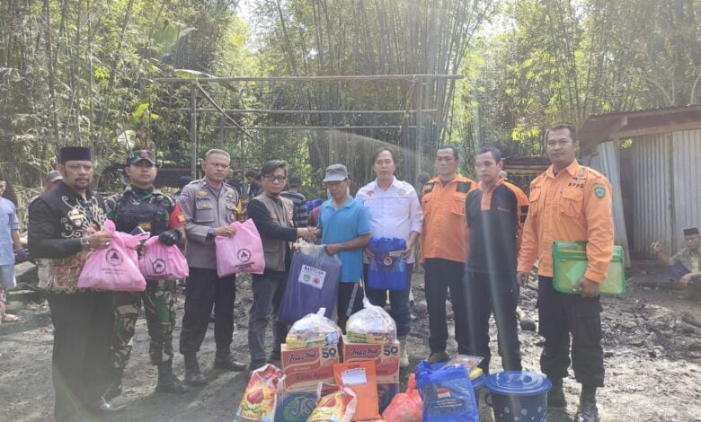 Rumah Panggung Beserta 24 Karung Padi Terbakar, Gubernur Andi Sudirman Salurkan Bantuan
