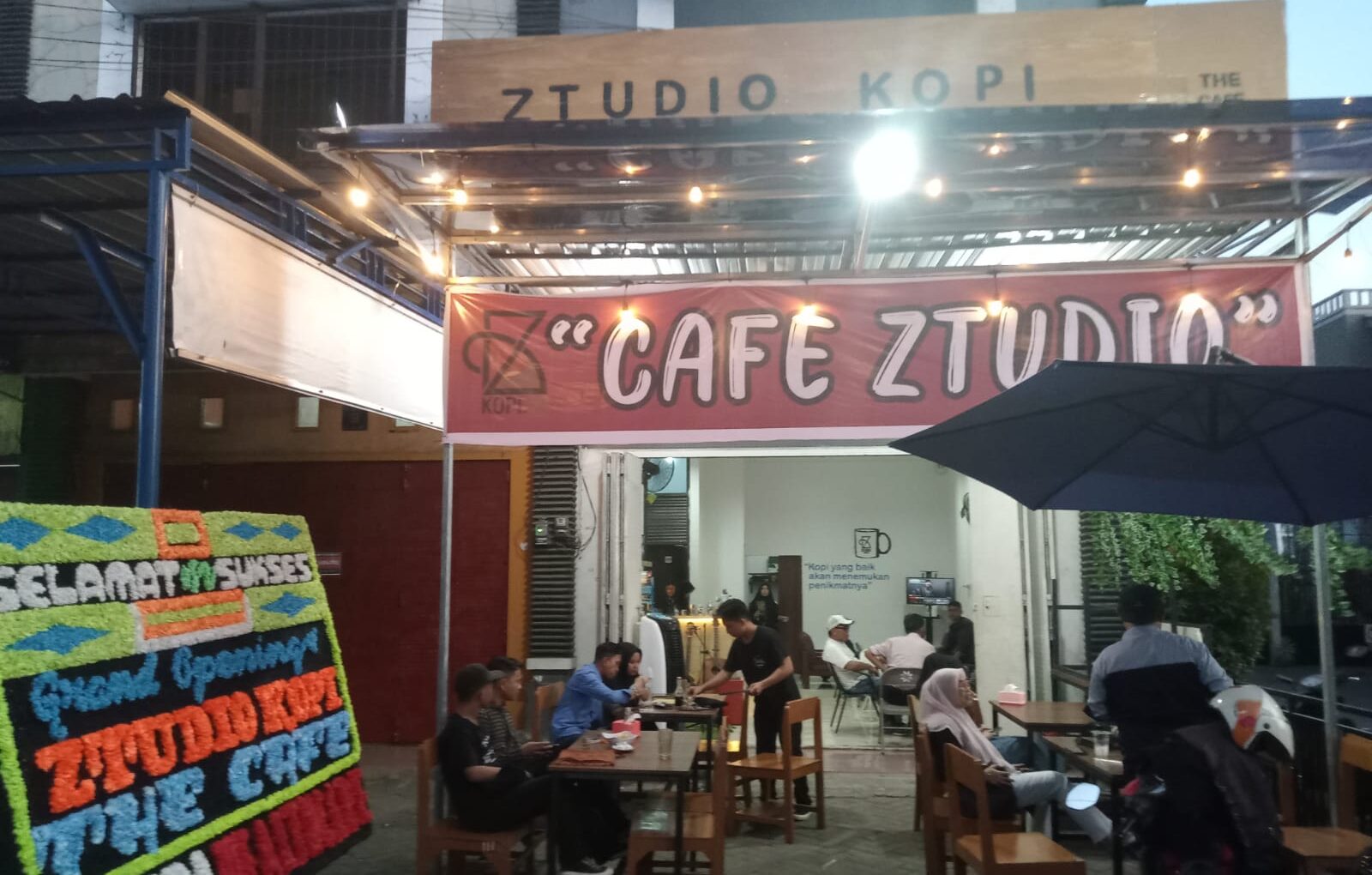 Ztudio Kopi, Cafe Pertama di Makassar yang Gunakan Meja Seni Custom