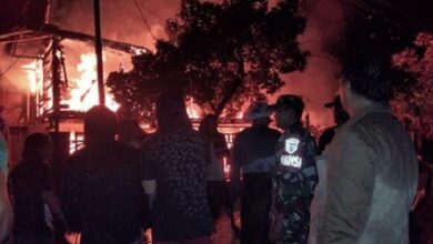 Dua Rumah Panggung Terbakar di Enrekang, BPBD Sulsel Tanggap Cepat Salurkan Buffer Stock