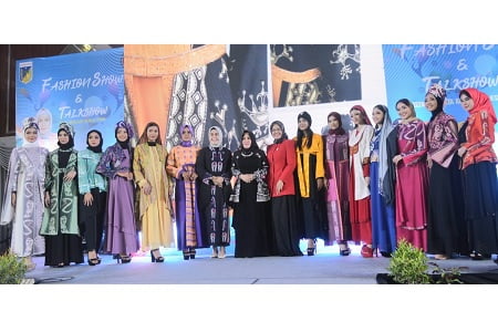 Tampil di Fashion Show dan Talkshow, Tenun Batik Khas Sulawesi Tengah Incar Pasar Global