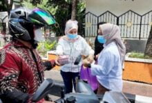 Jumat Berkah Bagi-bagi, IKAWAN DPRD Makassar Bagikan Makanan Siap Santap ke Pengemudi Ojol dan Bentor
