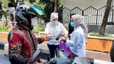 Jumat Berkah Bagi-bagi, IKAWAN DPRD Makassar Bagikan Makanan Siap Santap ke Pengemudi Ojol dan Bentor