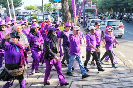 Peringati HUT 85 HIKMA, Ratusan Peserta Jalan Sehat Dilepas Sekda Kota Makassar