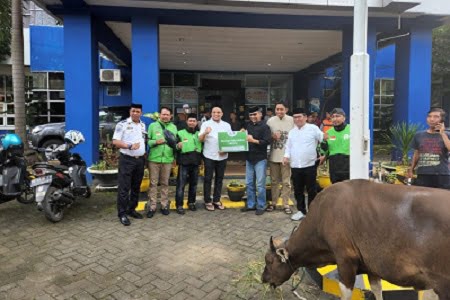 Kadishub Makassar Iman Hud Berbagi Daging Kurban ke Masyarakat