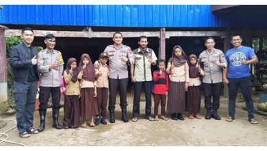 Jajal Jalan Terjal, Kapolres Bone Temui Anak SD Viral Bawa Parang Melewati Hutan ke Sekolah di Desa Tapong
