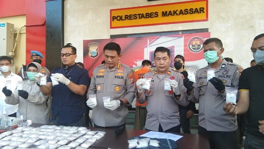 Tangkap Dua Pengedar, Polrestabes Makassar Sita 7.4 Kilogram Sabu