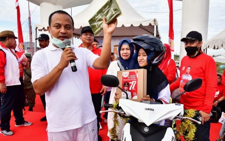 Anti Mager, Gubernur Andi Sudirman Berikan Motor Anak Yatim Piatu di Bone
