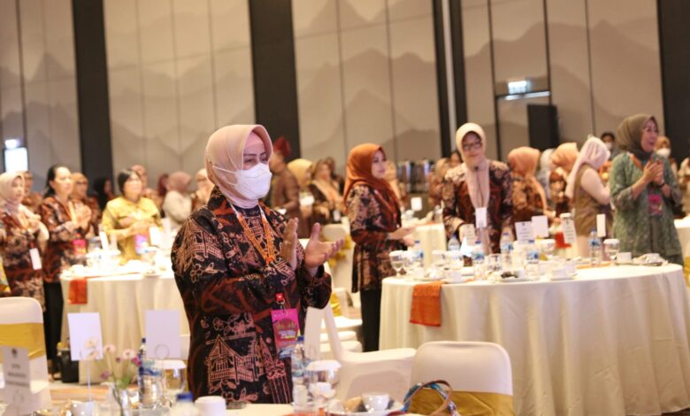 Hadiri Ladies Program Apeksi XV, Indira Apresiasi Desainer Lokal Padang