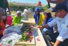 Andi Utta Ziarahi Makam Adiknya Andi Uchu di Macanda