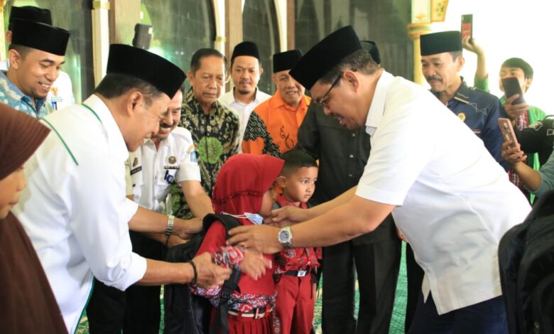 Distribusikan 500 Tas Cerdas Wabup Edy Manaf: Kebijakan Baznas Telah Menuai Manfaat