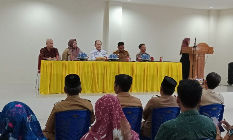 Sebagai Ujung Tombak Informasi, Andi Mangunsidi Serahkan Bantuan Alat Perpustakaan 20 Desa di Bone