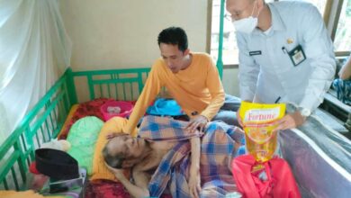 Bentuk Kepedulian Lansia, LKS Makkita Walie Bone Salurkan Bantuan Sembako