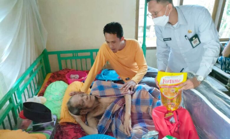 Bentuk Kepedulian Lansia, LKS Makkita Walie Bone Salurkan Bantuan Sembako
