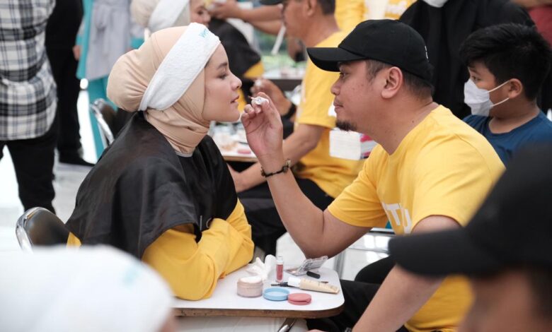 Ramaikan Lomba Make Up Pasangan, Bupati Gowa Ikut Dandani Istri