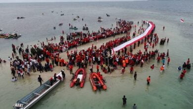 Tim 7 Bentangkan Bendara Merah Putih 77 Meter di Pulau Tangkukara