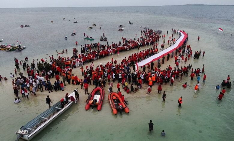 Tim 7 Bentangkan Bendara Merah Putih 77 Meter di Pulau Tangkukara