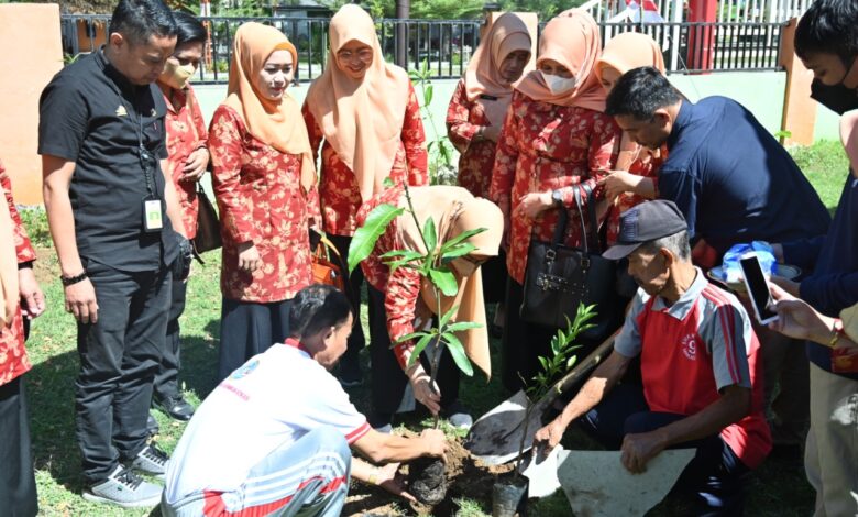 Semarakkan Hari Anak Nasional, DWP Sulsel Tanam Pohon di SMA-SMK