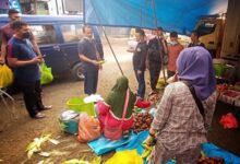 Dukung Ekonomi Kerakyatan, Gubernur Andi Sudirman Ajak Masyarakat Belanja di Pasar Tradisional