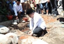 Danny Pomanto dan IAS Kompak Letakkan Batu Pertama Renovasi Masjid Barkatul Ilham