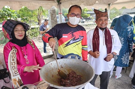Danny Masak Rendang dan Racik Teh Talua di Hari Ke 3 APEKSI Padang
