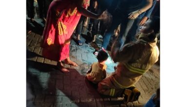 Petugas Damkar Makassar Selamatkan Seorang Balita dalam Kebakaran di Sekitar Pasar Toddopuli