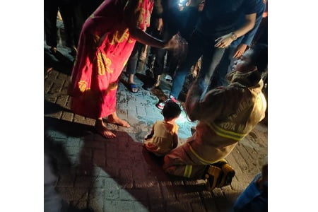 Petugas Damkar Makassar Selamatkan Seorang Balita dalam Kebakaran di Sekitar Pasar Toddopuli